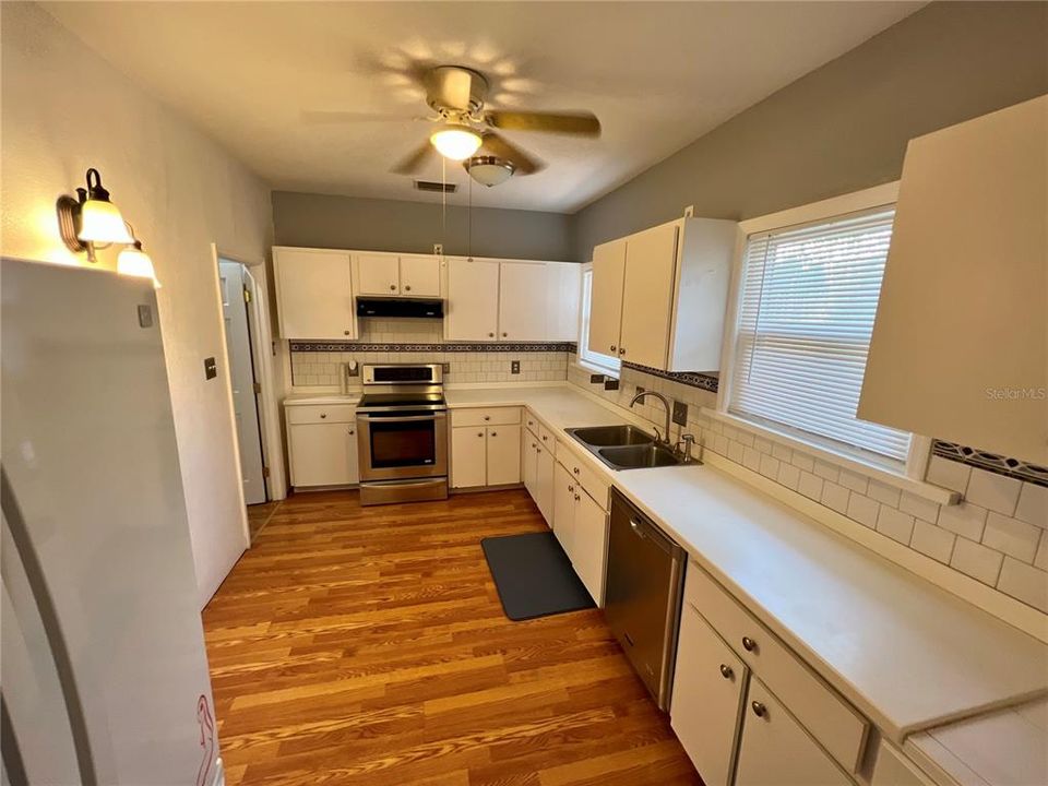 For Rent: $2,100 (2 beds, 2 baths, 973 Square Feet)