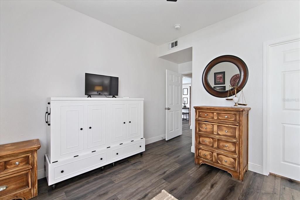 For Sale: $275,000 (2 beds, 2 baths, 1140 Square Feet)