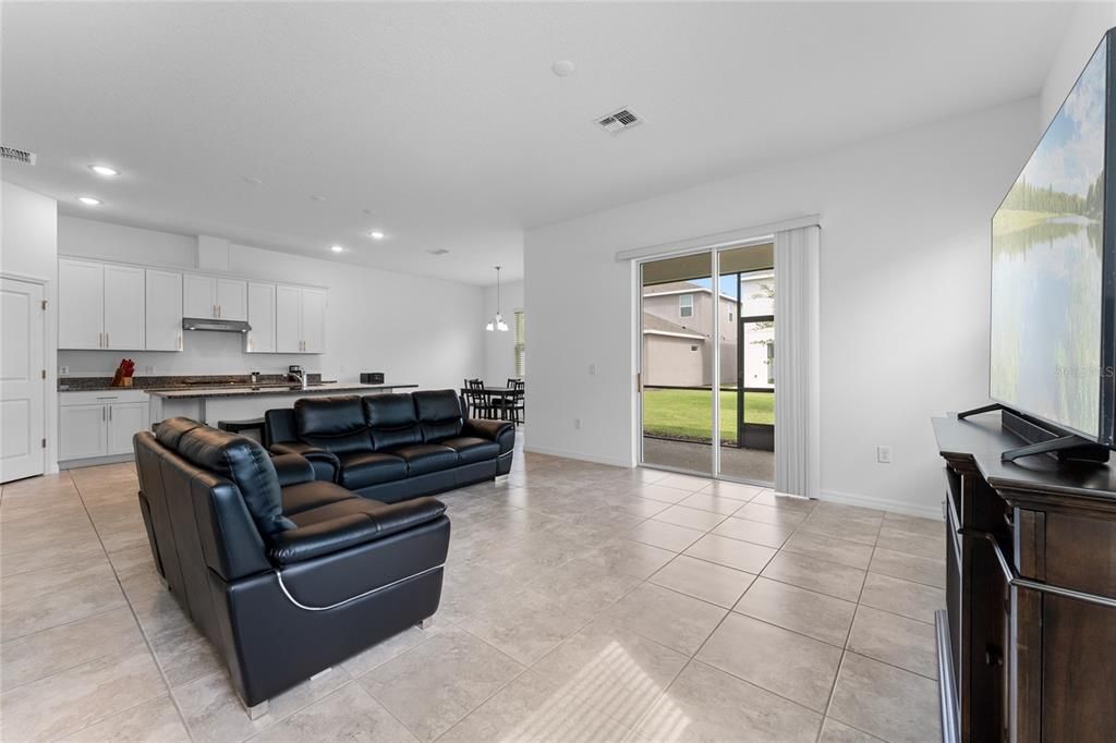 LARGE KITCHEN WITH GRANITE COUNTERTOPS