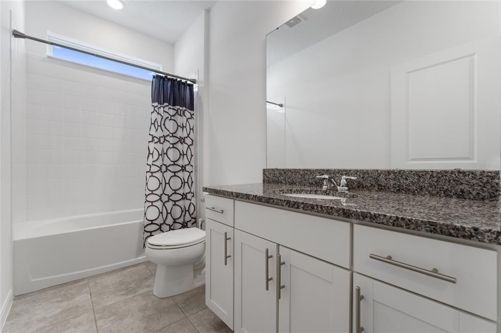 SECONDARY BATHROOM WITH GRANITE