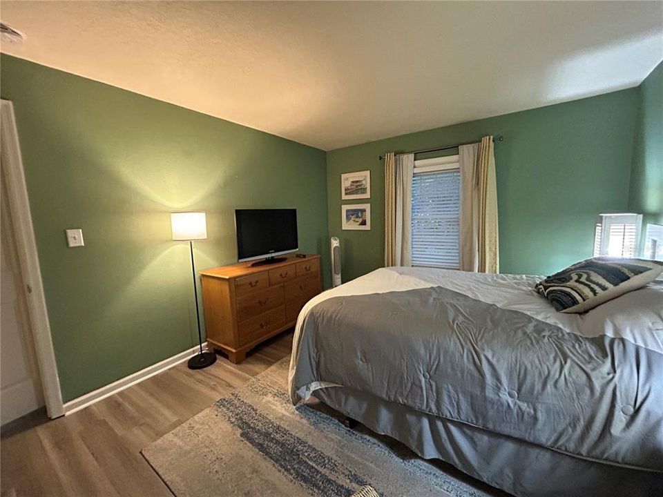 primary bedroom with queen bed