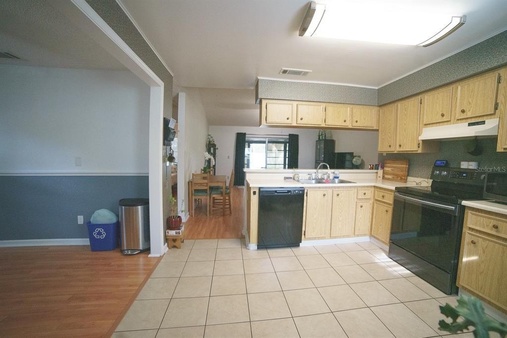 For Sale: $299,900 (3 beds, 2 baths, 1331 Square Feet)