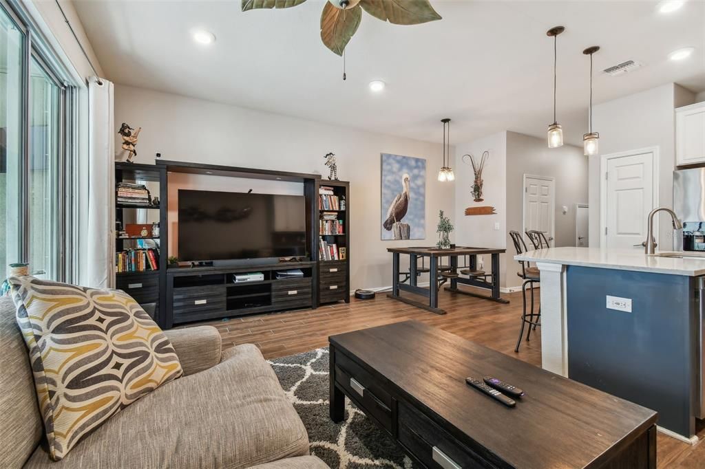 Active With Contract: $439,900 (3 beds, 2 baths, 1410 Square Feet)