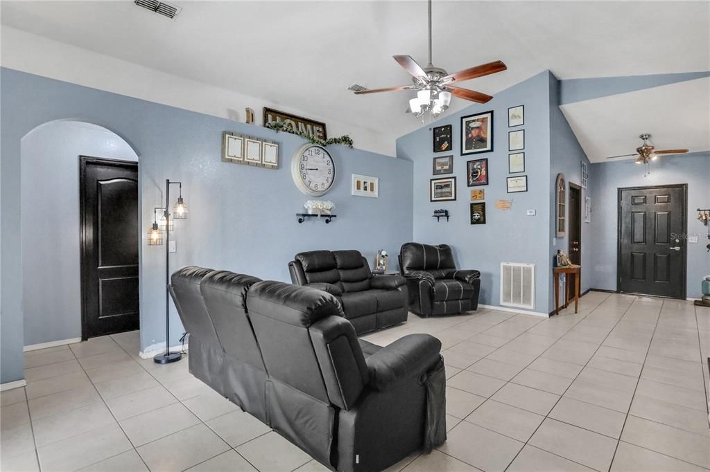 For Sale: $299,900 (3 beds, 2 baths, 1483 Square Feet)