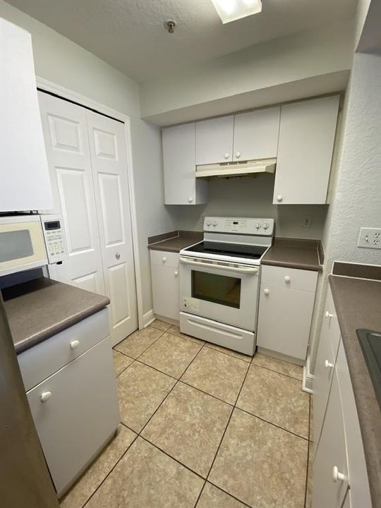 For Sale: $170,000 (1 beds, 1 baths, 724 Square Feet)