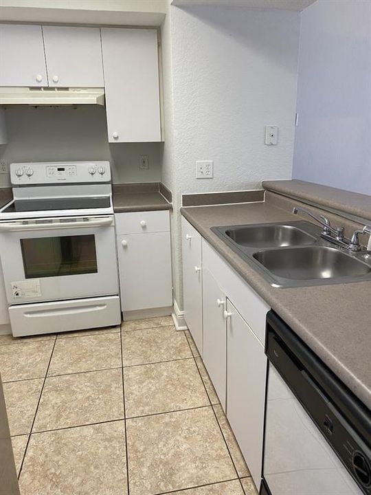 For Sale: $170,000 (1 beds, 1 baths, 724 Square Feet)