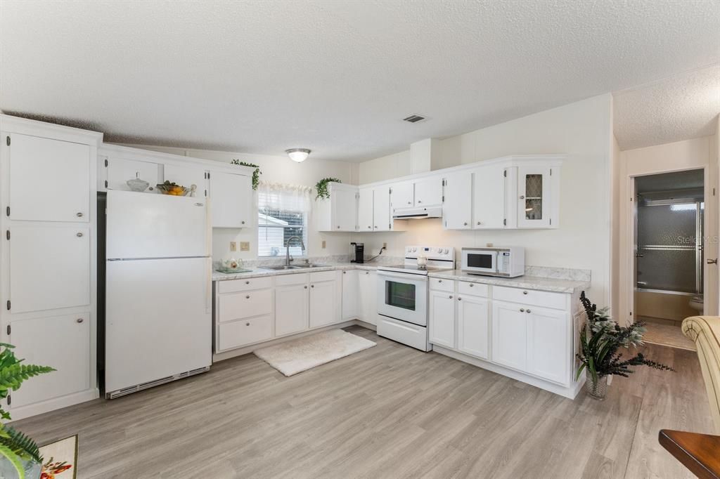 For Sale: $185,000 (2 beds, 2 baths, 972 Square Feet)