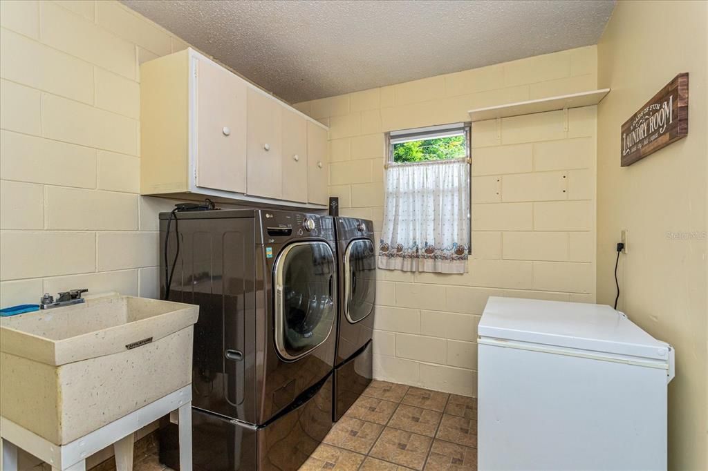 Indoor laundry off the kitchen