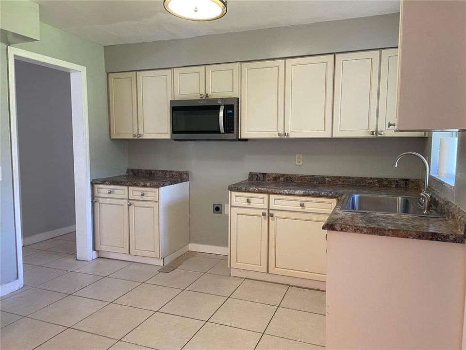 For Sale: $255,000 (4 beds, 1 baths, 1053 Square Feet)