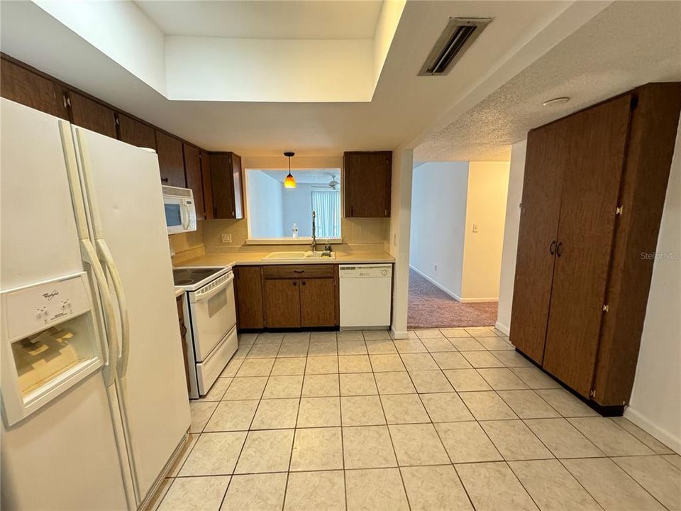 For Sale: $150,000 (2 beds, 2 baths, 1024 Square Feet)