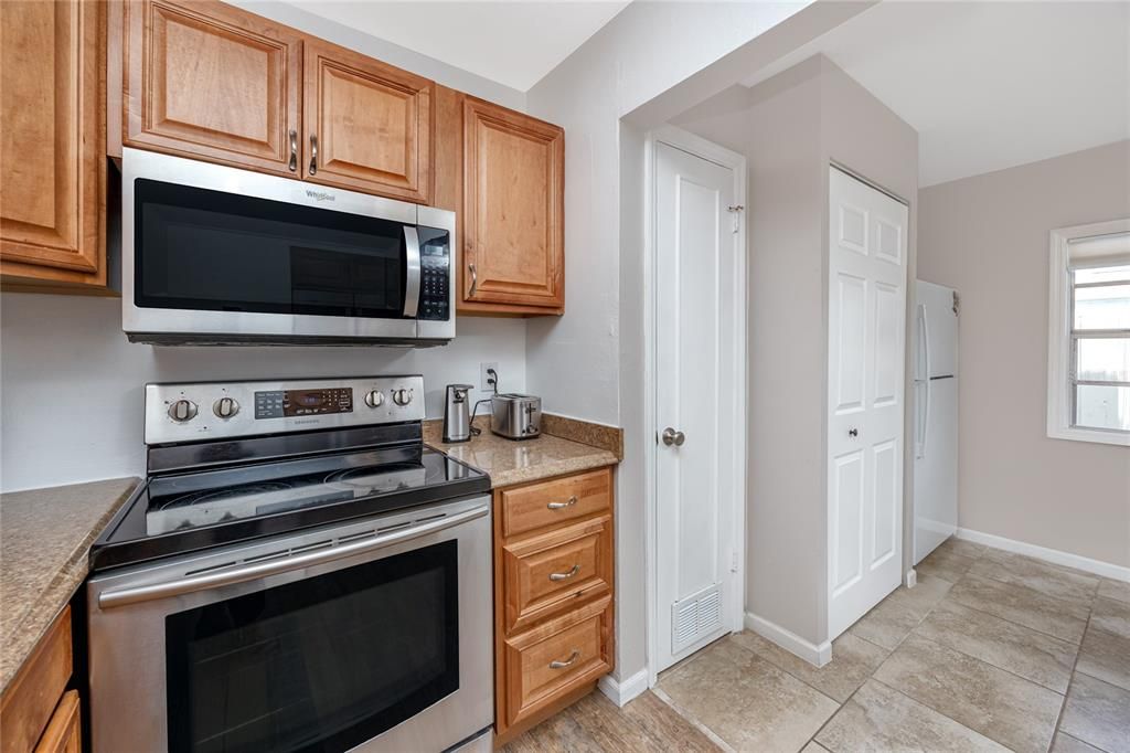 For Sale: $399,000 (2 beds, 1 baths, 825 Square Feet)