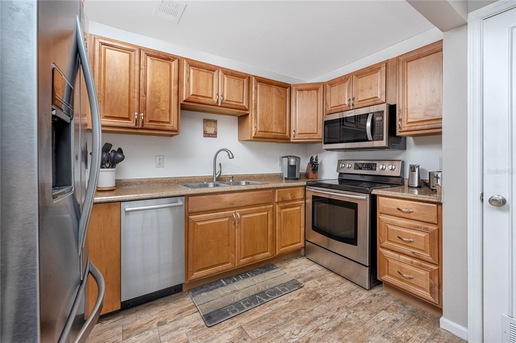 For Sale: $399,000 (2 beds, 1 baths, 825 Square Feet)