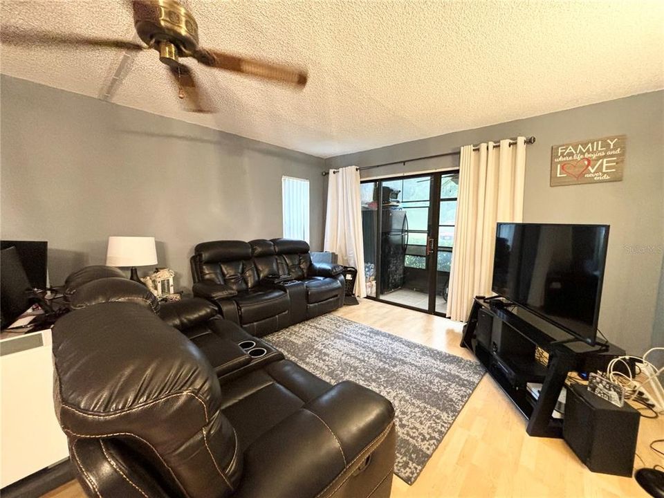 For Sale: $225,000 (2 beds, 2 baths, 1041 Square Feet)