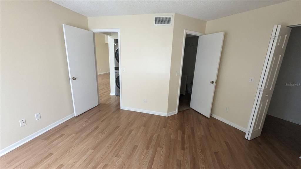 Active With Contract: $1,350 (1 beds, 1 baths, 675 Square Feet)