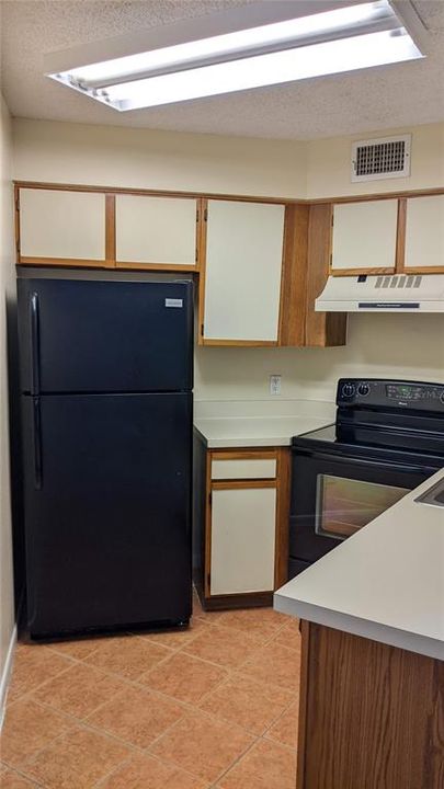 Active With Contract: $1,350 (1 beds, 1 baths, 675 Square Feet)