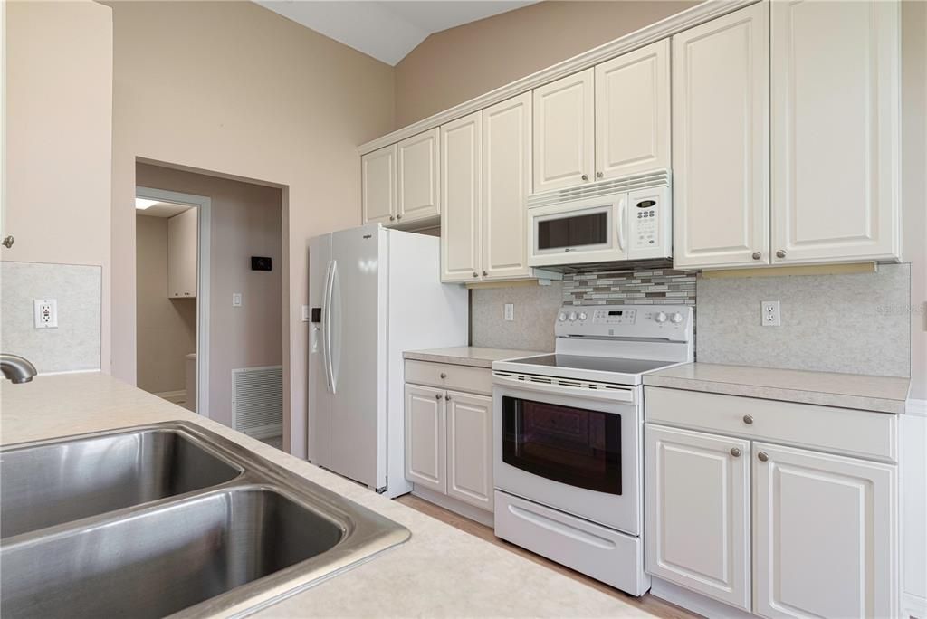 For Sale: $350,000 (3 beds, 2 baths, 1600 Square Feet)