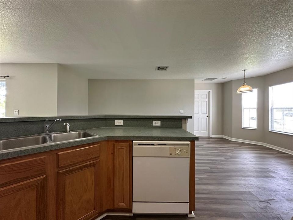 Active With Contract: $1,850 (3 beds, 2 baths, 1397 Square Feet)