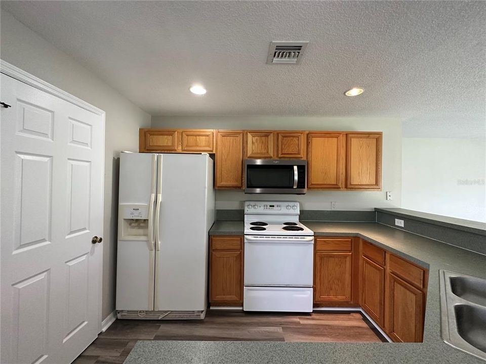 Active With Contract: $1,850 (3 beds, 2 baths, 1397 Square Feet)