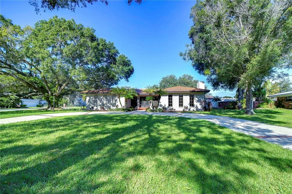 Beautiful circular driveway!