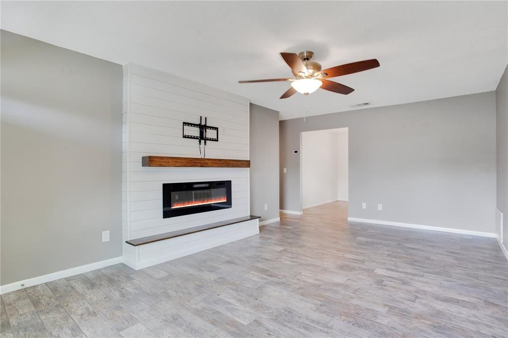 Active With Contract: $335,000 (3 beds, 2 baths, 1232 Square Feet)