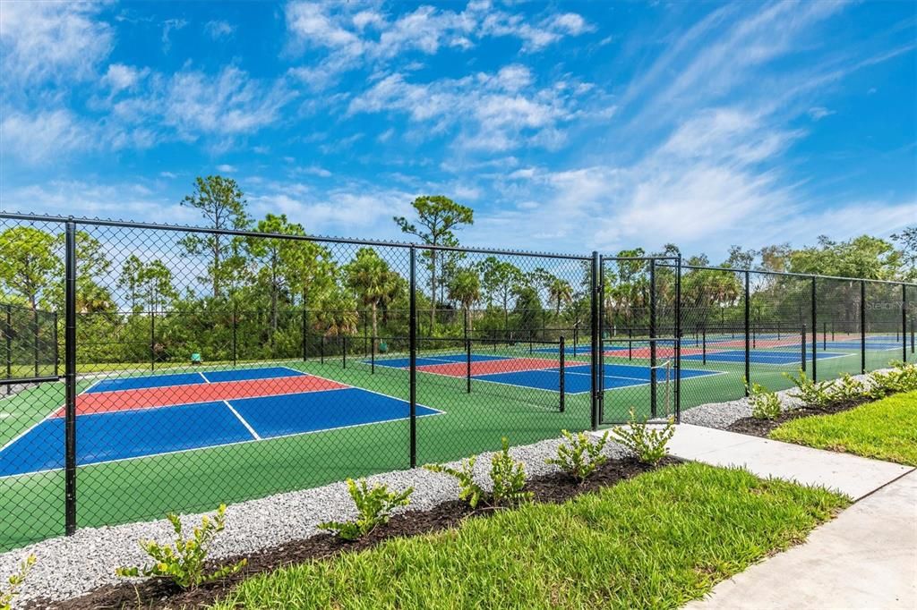 TENNIS & PICKLEBALL COURTS