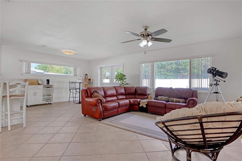 For Sale: $290,000 (3 beds, 2 baths, 1239 Square Feet)