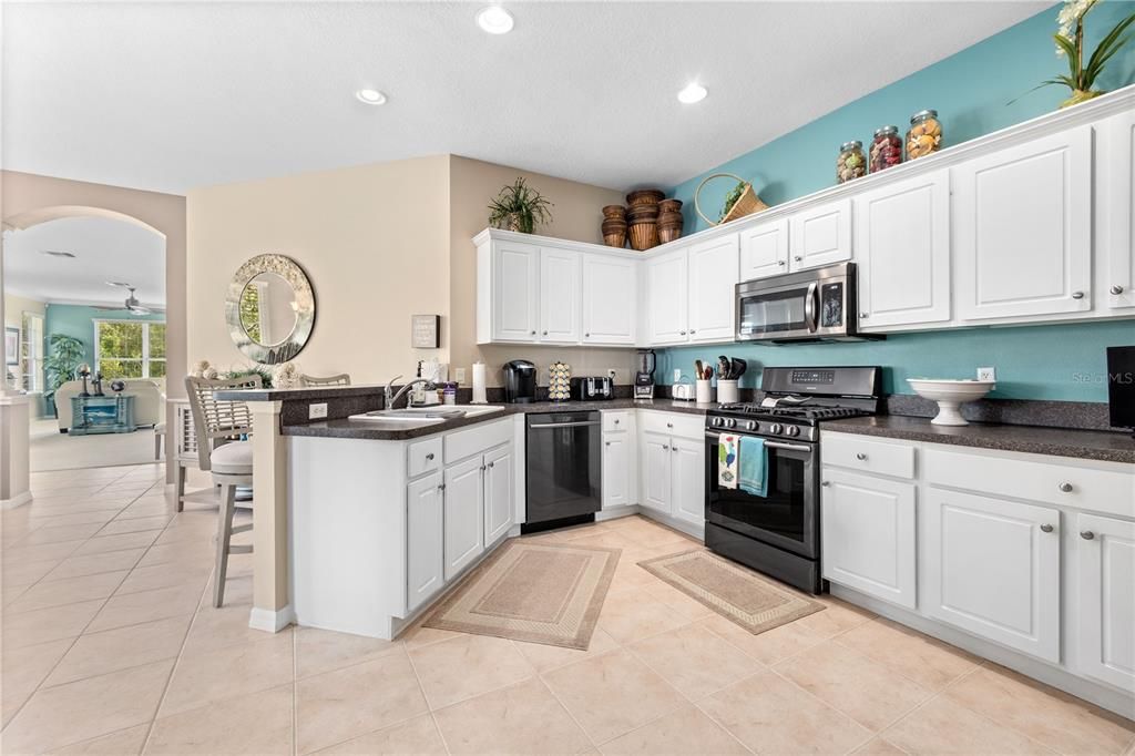 For Sale: $359,900 (2 beds, 2 baths, 1666 Square Feet)