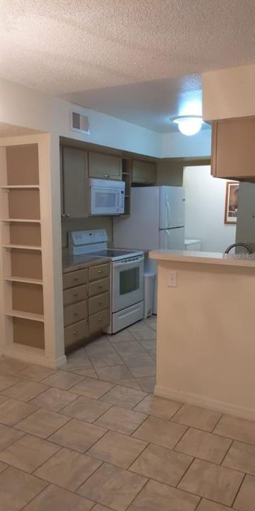 Active With Contract: $1,700 (2 beds, 2 baths, 1000 Square Feet)