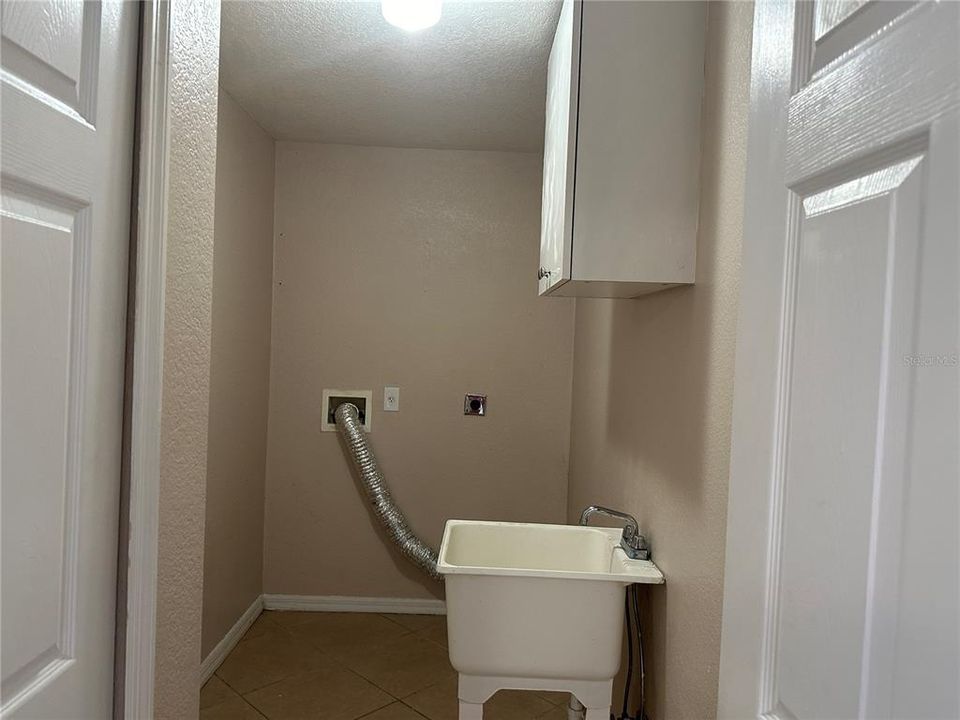 For Rent: $1,800 (3 beds, 2 baths, 1148 Square Feet)