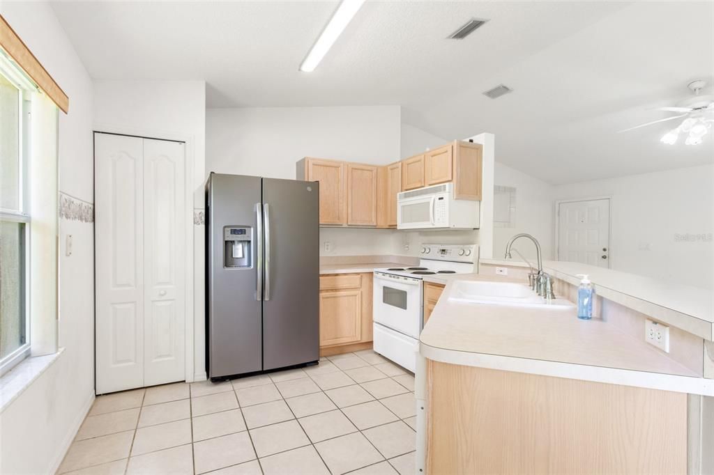 Active With Contract: $275,000 (3 beds, 2 baths, 1212 Square Feet)