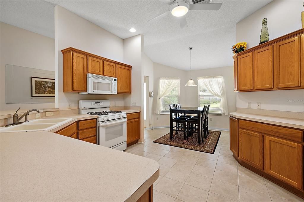 Kitchen/ Eating Area