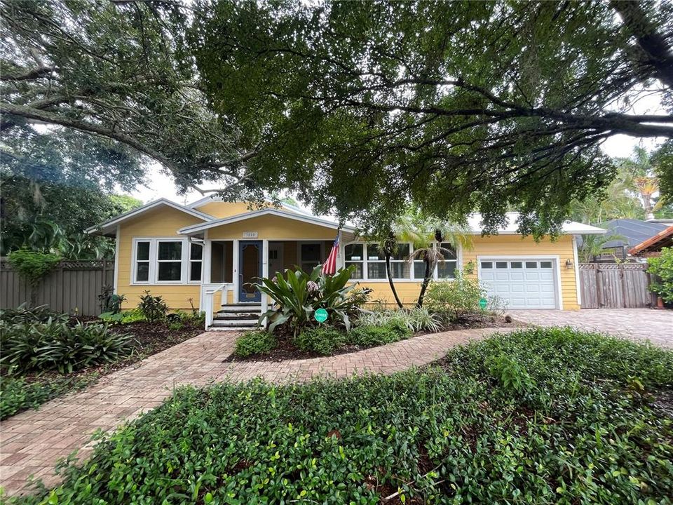 For Sale: $1,220,000 (3 beds, 2 baths, 2001 Square Feet)