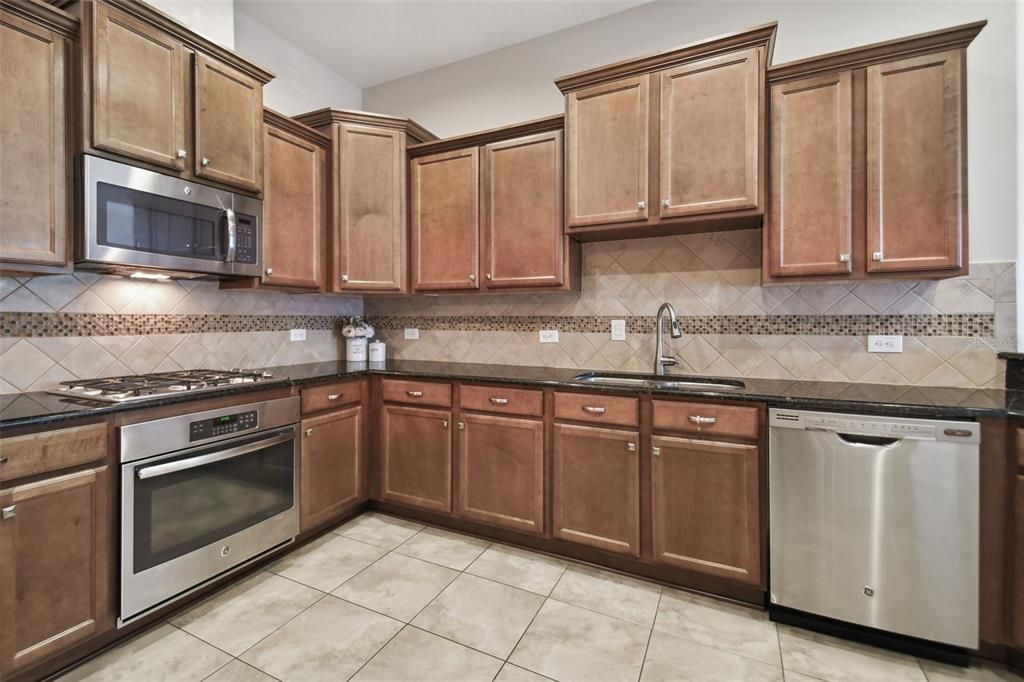 For Sale: $399,000 (2 beds, 2 baths, 1689 Square Feet)