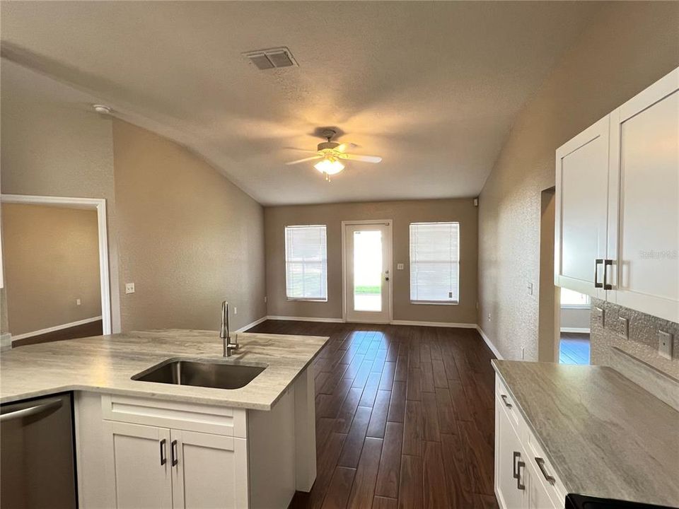 For Rent: $2,150 (3 beds, 2 baths, 1418 Square Feet)