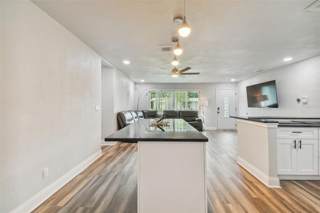 For Sale: $395,000 (2 beds, 1 baths, 910 Square Feet)