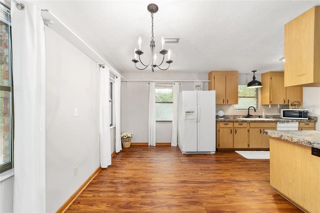 Active With Contract: $214,000 (2 beds, 2 baths, 1160 Square Feet)