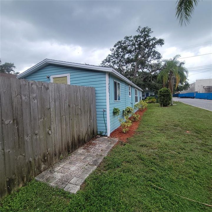 Active With Contract: $279,000 (2 beds, 1 baths, 808 Square Feet)