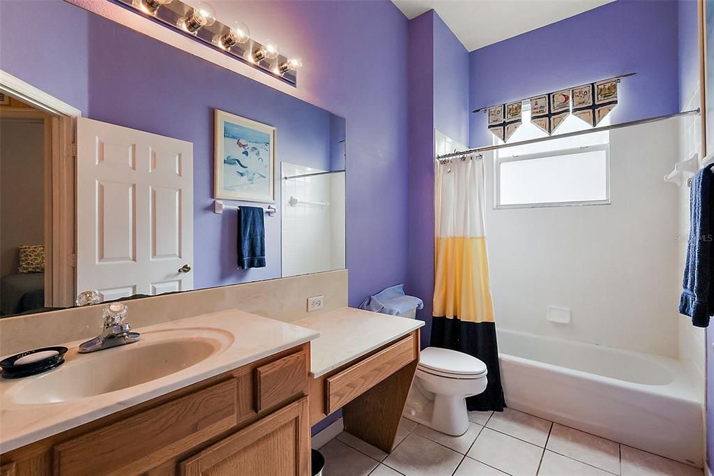 Guest bathroom w/tub & shower combination