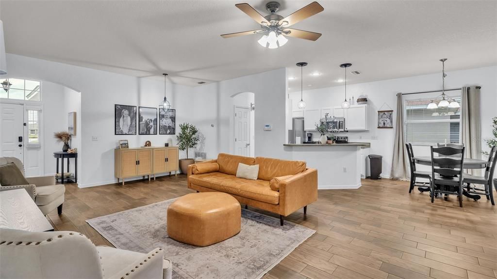 Active With Contract: $325,000 (3 beds, 2 baths, 1543 Square Feet)