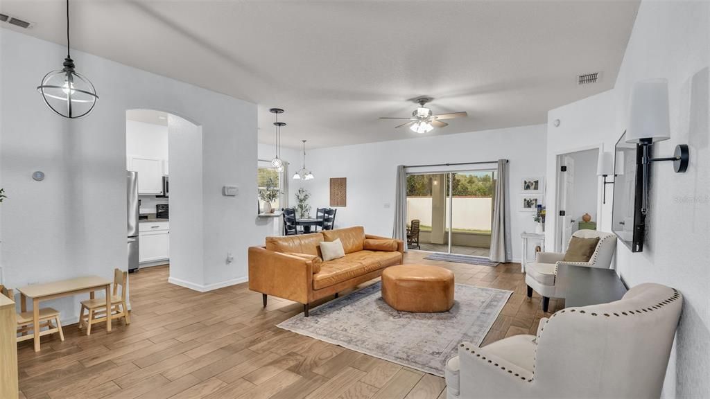 Active With Contract: $325,000 (3 beds, 2 baths, 1543 Square Feet)