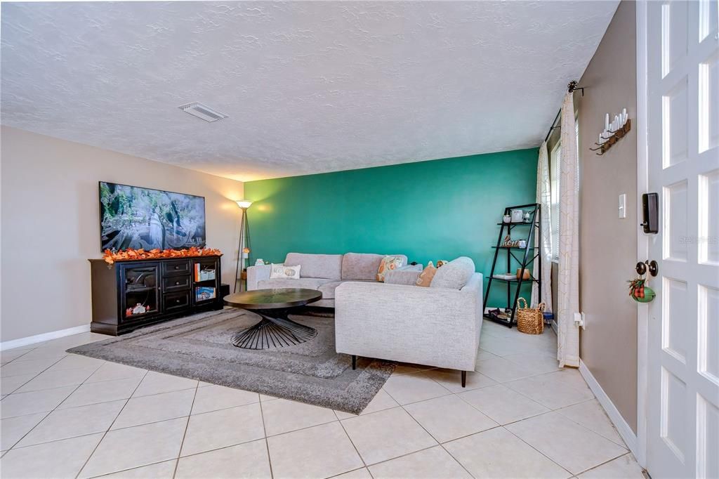 For Sale: $320,000 (3 beds, 2 baths, 1368 Square Feet)