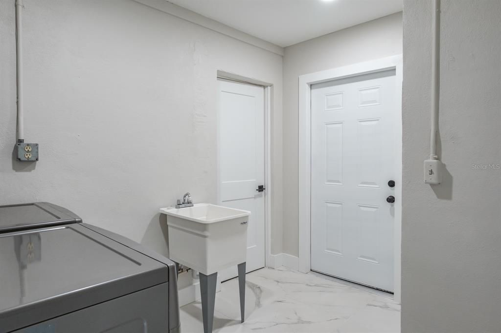 Active With Contract: $2,500 (2 beds, 2 baths, 950 Square Feet)