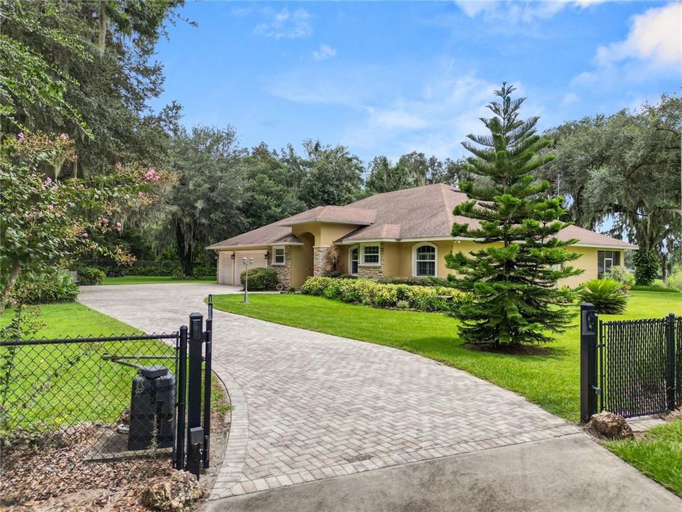 For Sale: $705,000 (3 beds, 2 baths, 2643 Square Feet)