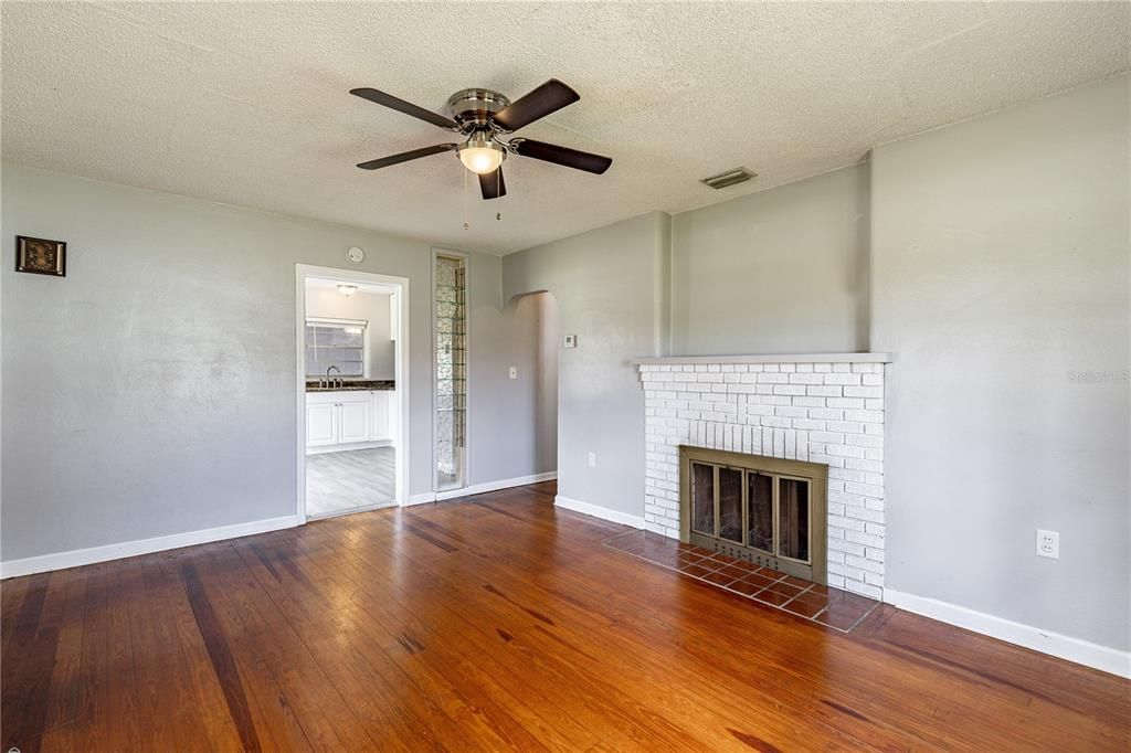 For Sale: $259,900 (3 beds, 1 baths, 1224 Square Feet)