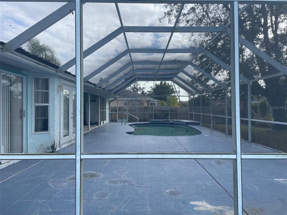 Large lanai space under pool cage