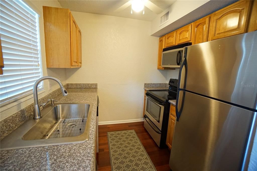 For Rent: $1,800 (2 beds, 1 baths, 900 Square Feet)