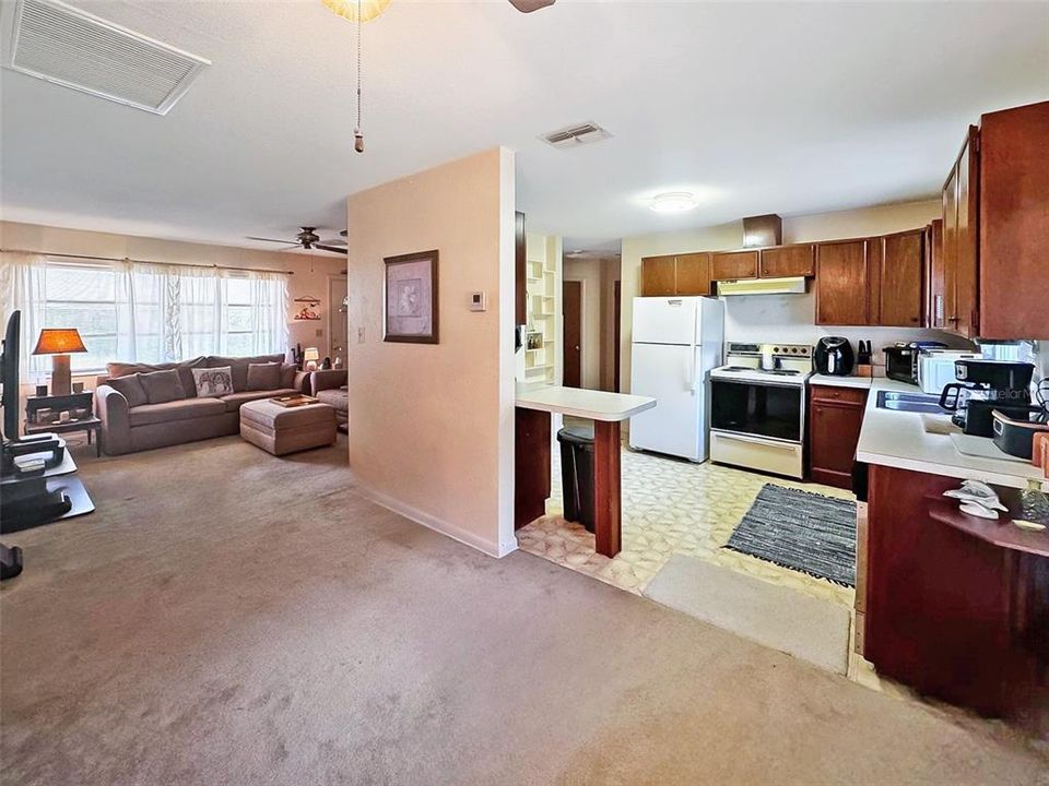 For Sale: $174,500 (2 beds, 1 baths, 945 Square Feet)