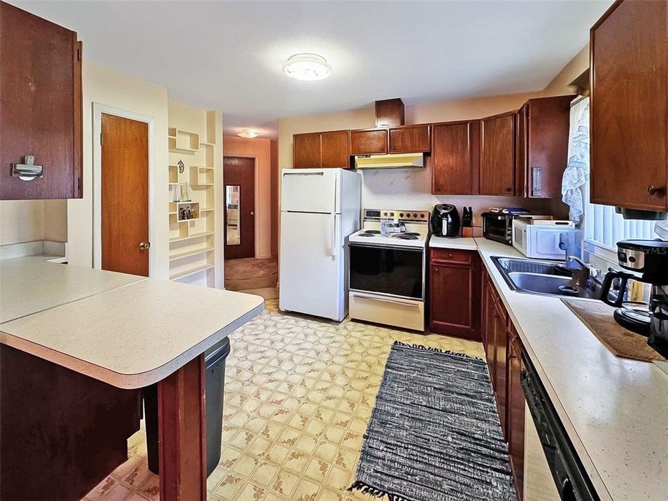 For Sale: $174,500 (2 beds, 1 baths, 945 Square Feet)