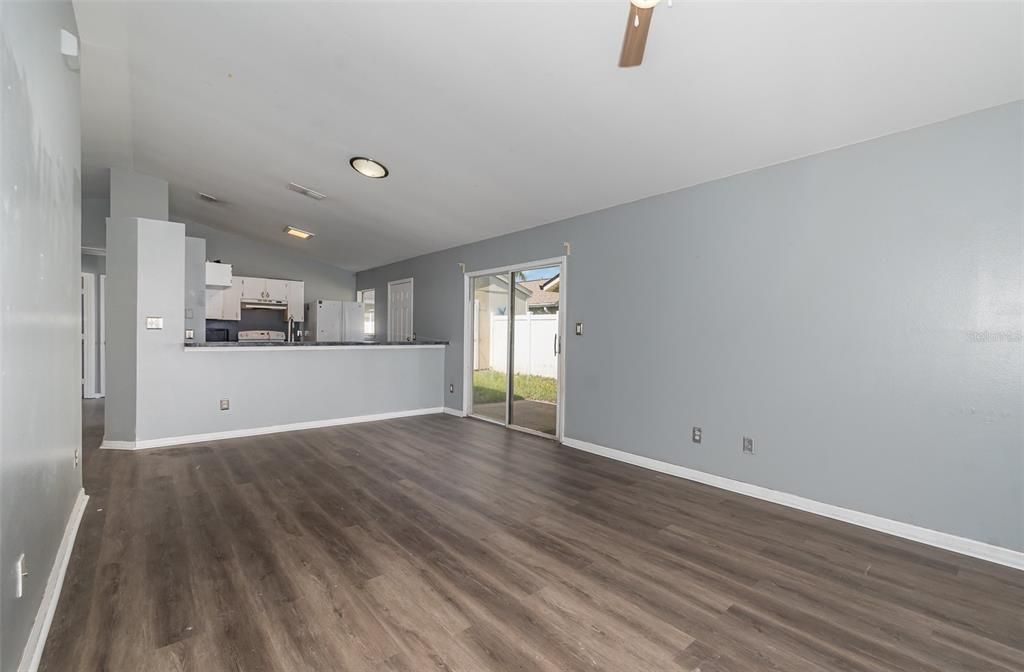 For Sale: $299,990 (3 beds, 2 baths, 1069 Square Feet)