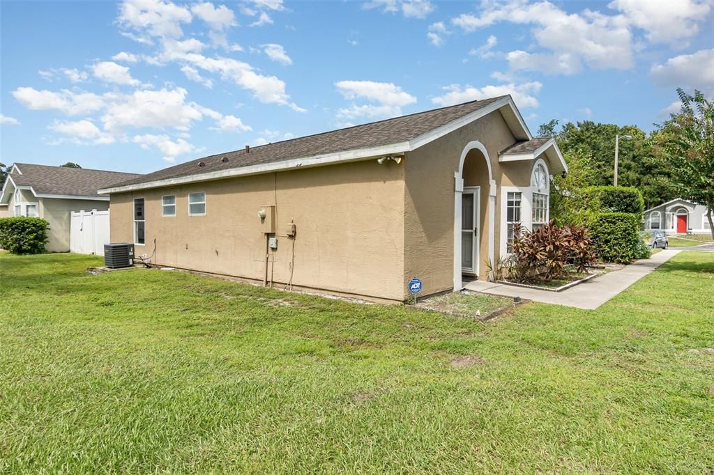 For Sale: $299,990 (3 beds, 2 baths, 1069 Square Feet)